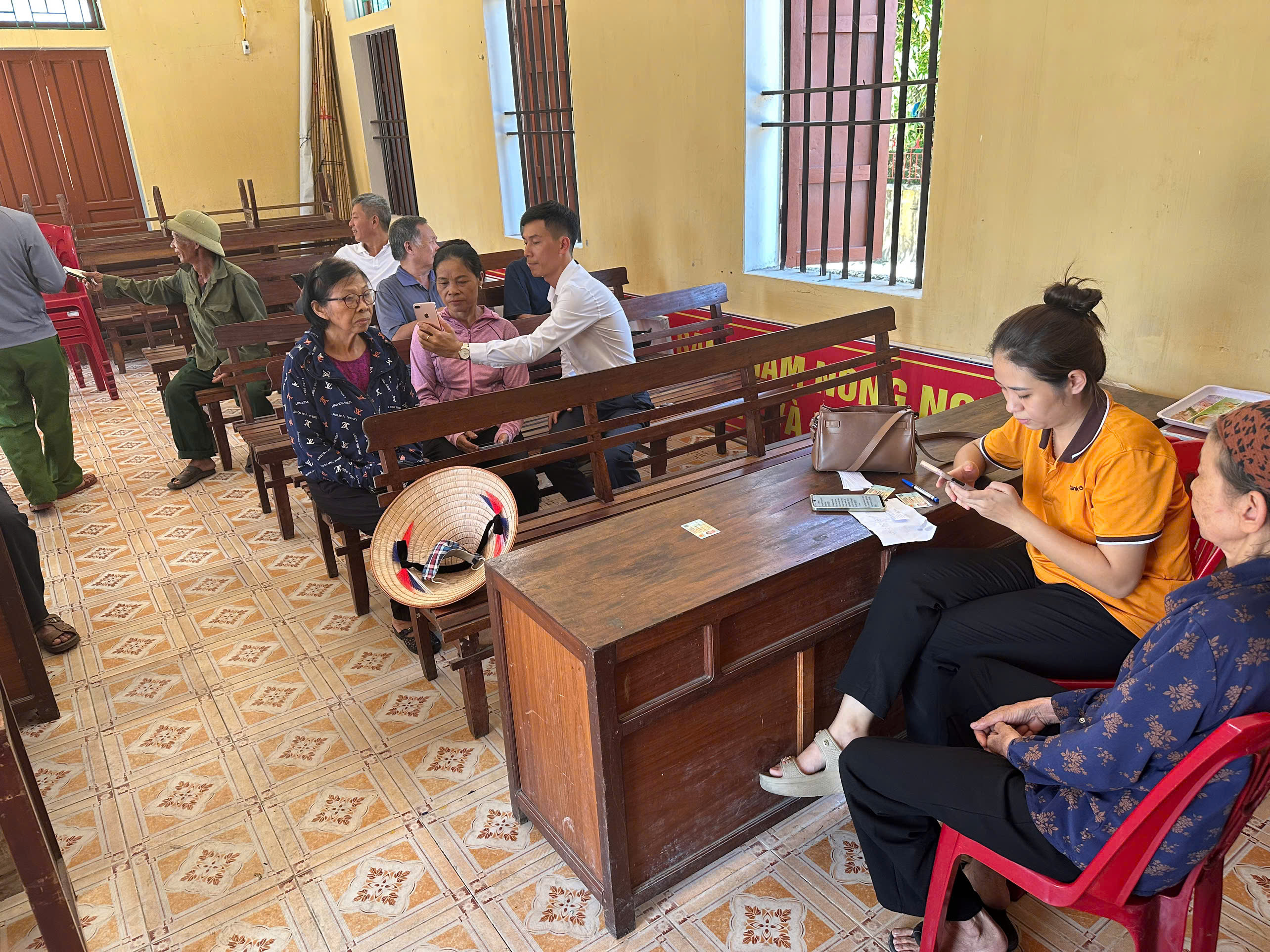 Bà con thôn Xuân Mỹ, An Ấp đến nhà văn hóa thôn để được hướng dẫn kích hoạt tài khoản định danh điện tử, tích hợp tài khoản ASXH vào ứng dụng VNeID